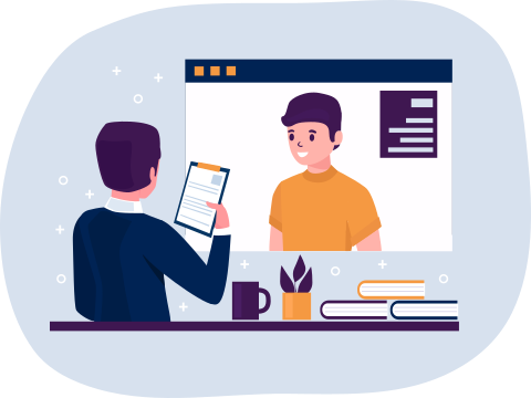 Rekrutues duke shqyrtuar CV nga aplikime online